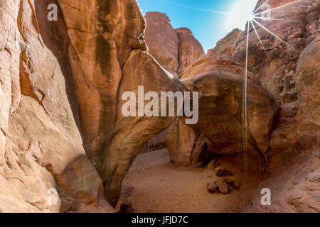 Die Sonne scheint über Sand Dune Arch, Arches-Nationalpark, Moab, Grand County, Utah, USA, Stockfoto