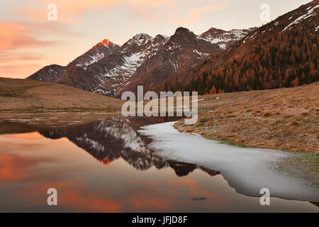 Avaro Ebenen, Tal Brembana, Provinz Bergamo, Orobie regional, Parken, Lombardei, Italien, Tre Signori Gruppe spiegelt sich in einen kleinen See Stockfoto