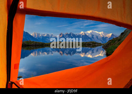 Der Mont Blanc-Blick aus einem Zelt auf der französischen Seite Stockfoto