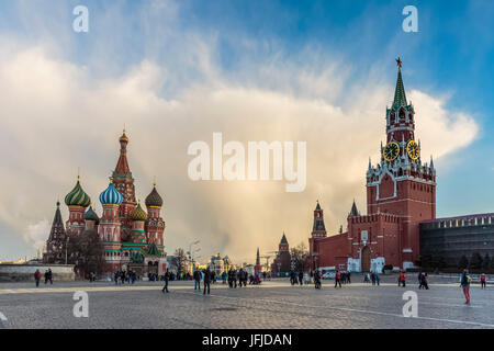 Russland, Moskau, Roter Platz, Kreml, St. Basils Kathedrale und Kreml Spasskaja-Turm Stockfoto
