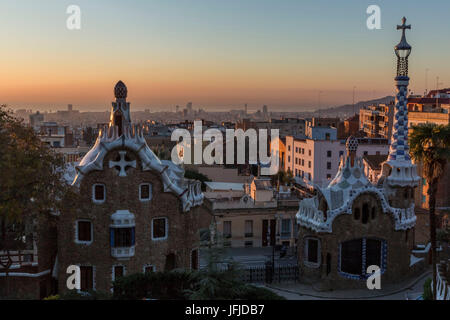 Park Güell mit Skyline der Stadt hinter bei Sonnenaufgang, Barcelona, Katalonien, Spanien Stockfoto