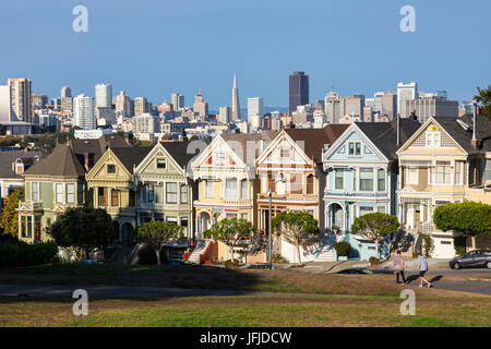 Painted Ladies, die viktorianischen Reihenhäuser in Haight-Ashbury Nachbarschaft, San Francisco, Marin County, Kalifornien, USA, Stockfoto