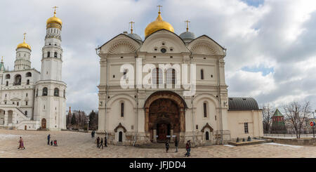 Russland, Moskau, Kathedrale der Erzengel und Iwan der große Glockenturm im Moskauer Kreml Stockfoto