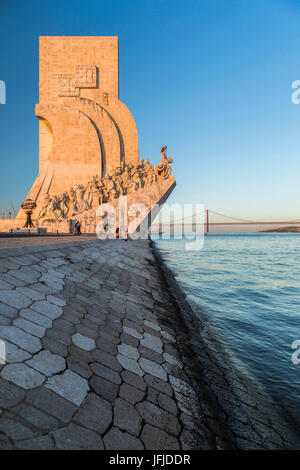 Sonnenuntergang auf den Turm von Belém am Ufer des Tajo Flusses Padrão Dos Descobrimentos Lissabon Portugal Europa Stockfoto
