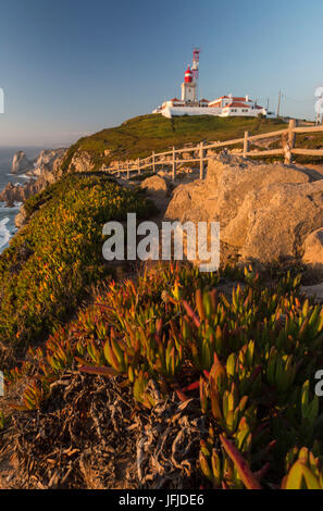 Der Leuchtturm von Cabo da Roca mit Blick auf das Vorgebirge in Richtung Atlantik bei Sonnenuntergang Sintra Portugal Europa Stockfoto