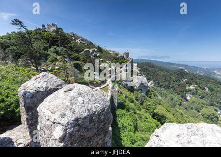 Blick auf den alten Castelo Dos Mouros mit befestigten Steinmauern und Sintra Gemeinde Lissabon Turmviertel Portugal Europa Stockfoto