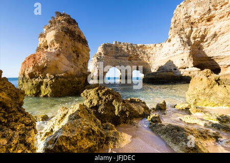 Sonnenaufgang auf den Klippen und türkisfarbenen Wasser des Ozeans Praia da Marinha Caramujeira Lagoa Gemeinde Algarve Portugal Europa Stockfoto