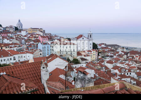 Blick auf Terrakottadächer und die alte Kuppel aus Miradouro Alfama Sicht in der Dämmerung Lissabon Portugal Europa Stockfoto