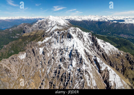 Luftbild von der verschneiten Bergrücken des Grignetta und Grignone Bergen im Frühjahr Lecco Provinz Lombardei Italien Europa Stockfoto