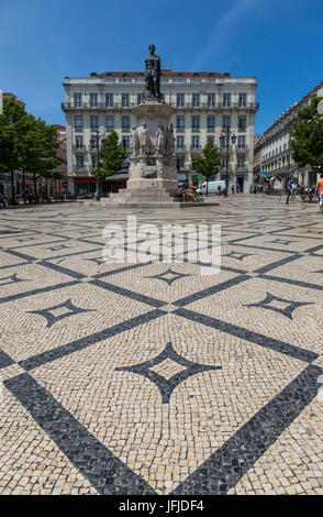 Das historische Praça Luís de Camões mit dekorierten Fliesen und die Statue zwischen Chiado und Bairro Alto Lissabon Portugal Europa Stockfoto