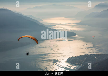 Paragliding über den Comer See und die umliegenden Berge, Alto Lario, Como, Lombardei, Italien, Europa, Stockfoto