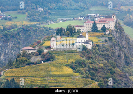 Blick auf Kloster Säben und seine Weinberge, Klausen, Val Eisacktales, Bozen, Trentino Alto Adige - Südtirol, Italien, Europa Stockfoto