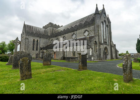 Kathedrale St. Canice und seine Gärten mit alten Friedhöfe, Kilkenny, Co, Typperary, Munster, Irland, Europa Stockfoto