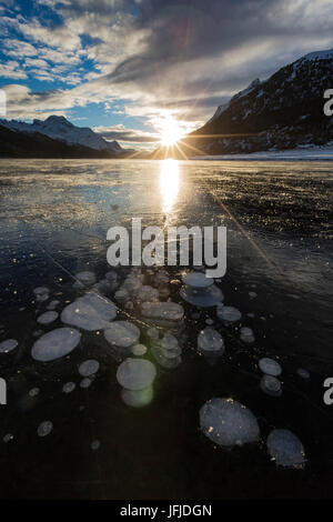 Gefrorene Gasblasen gefangen im Eis, Silvaplana See, Silvaplana, Engadin, Graubünden, Schweiz, Europa, Stockfoto