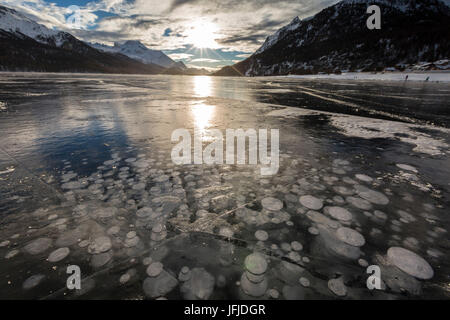 Gefrorene Gasblasen gefangen im Eis, Silvaplana See, Silvaplana, Engadin, Graubünden, Schweiz, Europa, Stockfoto