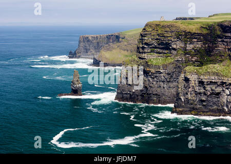 O'Briens Tower und Breanan Mór rock, Cliffs of Moher, Liscannor, Munster, Co, Clare, Irland, Europa, Stockfoto