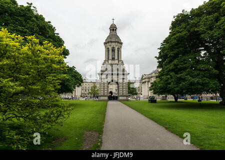 Der Campanile und Garten des Trinity College in Dublin, Parliament Square, Leinster, Irland, Europa Stockfoto