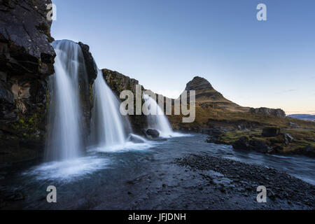 Landschaft mit Wasserfällen und Berg Kirkjufell, Snaefellsnes Halbinsel, West-Island, Europa, Stockfoto