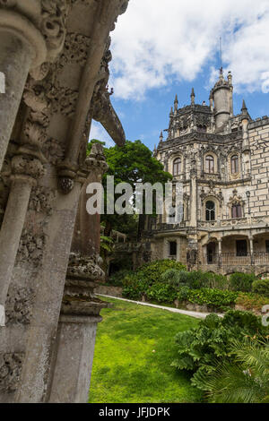 Mystische Altbauten der romanisch-gotischen und Renaissance-Stil im Inneren der Park Quinta da Regaleira Sintra Portugal Europa Stockfoto