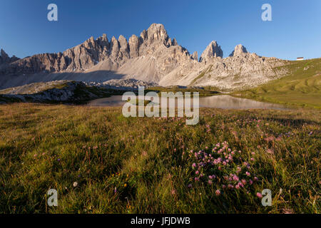 Paterno Peak, Locatelli Zuflucht, Sextener Dolomiten, Trentino Alto Adige, Italien, Piani Seen bei Sonnenaufgang Stockfoto