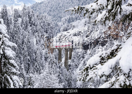 Der Bernina Express roten Zug, wie es geht über die Brücke Landwasser, Filisur, Graubünden, Schweiz, Europa, Stockfoto