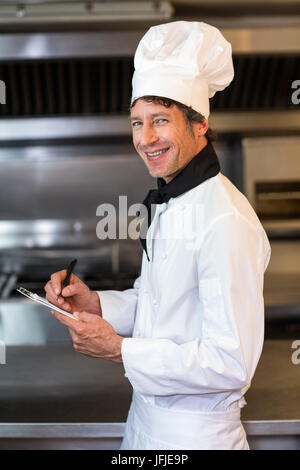 Porträt von glücklich männlichen Chef in der Küche Stockfoto