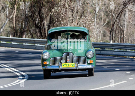 Vintage Holden FX fahren auf der Landstraße in der Nähe der Stadt Birdwood, South Australia. Stockfoto