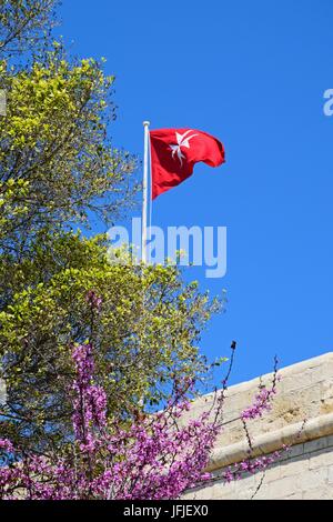 Maltesischer Flagge auf St Johns Cavalier Valletta, Malta, Europa aufzubauen. Stockfoto