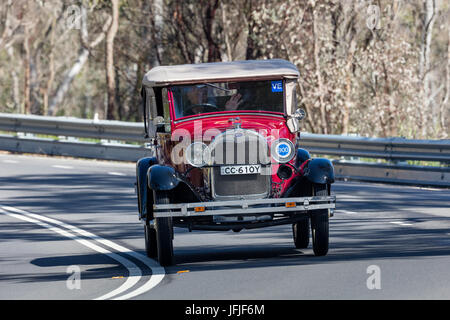 Jahrgang 1928 Ford Modell A Tourer fahren auf der Landstraße in der Nähe der Stadt Birdwood, South Australia. Stockfoto