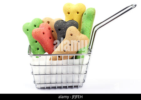 Hundekuchen in einem blauen Eimer auf weißem Hintergrund Stockfoto