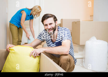 Junges Paar Auspacken der Kartons in Ihrem neuen Haus Stockfoto