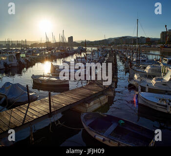 Boote vertäut im Hafen von Palamos bei Sonnenuntergang. Baix Empordà, Girona, Katalonien, Spanien. Stockfoto