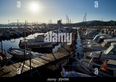 Boote vertäut im Hafen von Palamos bei Sonnenuntergang. Baix Empordà, Girona, Katalonien, Spanien. Stockfoto