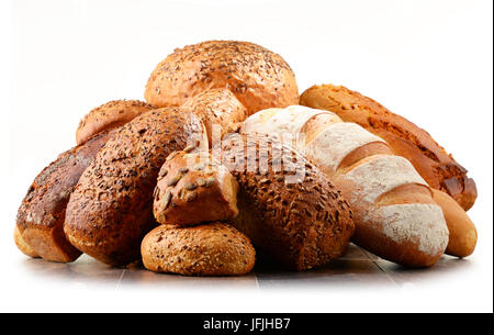 Komposition mit unterschiedlichsten Backwaren isoliert auf weiss Stockfoto