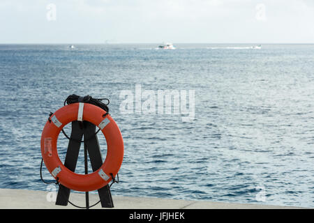 persönliches Lebensring am Dock Meer Stockfoto