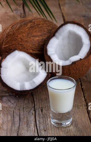 Kokosmilch und Schalen Stockfoto