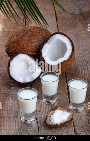 Kokosmilch und Schalen Stockfoto