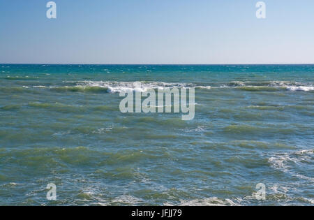 Windiger Tag an der Küste mit Spritzwasser, Wellen und Sonne in Mallorca, Spanien Stockfoto