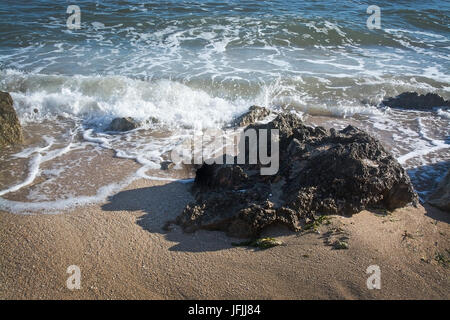 Schäumende Welle Plätschern auf sandigen Strand in Mallorca, Spanien. Stockfoto