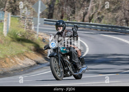 Jahrgang 1935 BSA Sloper Motorrad auf der Landstraße in der Nähe der Stadt Birdwood, South Australia. Stockfoto