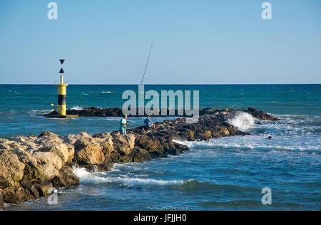 PALMA DE MALLORCA, Balearen, Spanien - 29. Juni 2017: Männer Angeln von der Seebrücke am Strand von Molinar an einem Sommerabend am 29. Juni 2017 in Palma d Stockfoto