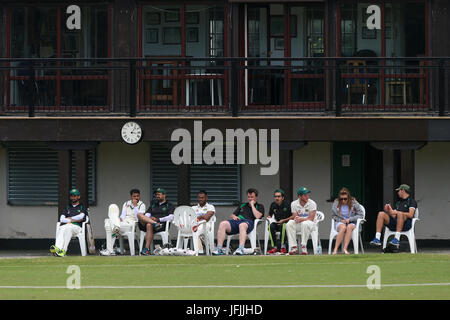 Harold Wood Spieler schauen auf aus dem Pavillon während Gidea Park und Romford CC Vs Harold Wood CC, Shepherd Neame Essex League Cricket in Gidea Park Sp Stockfoto