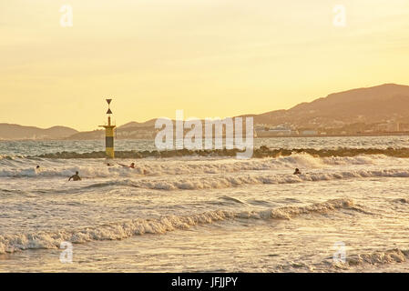 PALMA DE MALLORCA, Balearen, Spanien - 29. Juni 2017: Surfer am Molinar Strand an einem sonnigen und windigen Sommerabend am 29. Juni 2017 in Palma de Stockfoto