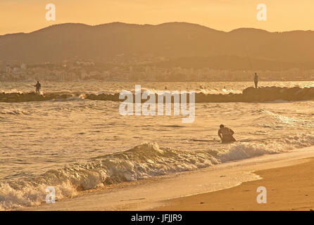 PALMA DE MALLORCA, Balearen, Spanien - 29. Juni 2017: Surfer am Molinar Strand an einem sonnigen und windigen Sommerabend am 29. Juni 2017 in Palma de Stockfoto