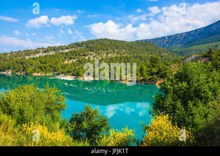 Feder der Provence. Azurblaues Wasser spiegelt die Wolken Stockfoto