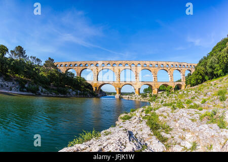 Dreistufige Aquädukt Pont du Gard in der Provence Stockfoto