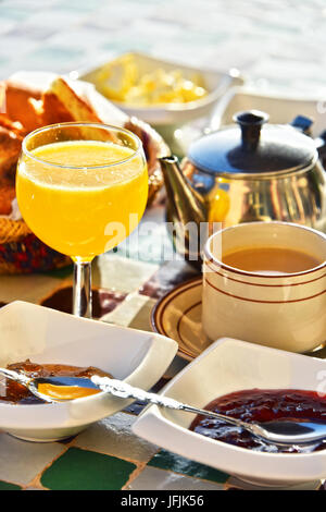 Marokkanisches Frühstück serviert auf der Terrasse des Hotels im Atlas-Gebirge. Stockfoto