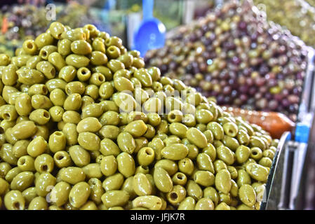 Gemischte Oliven auf der Arab Street Marktstand. Stockfoto