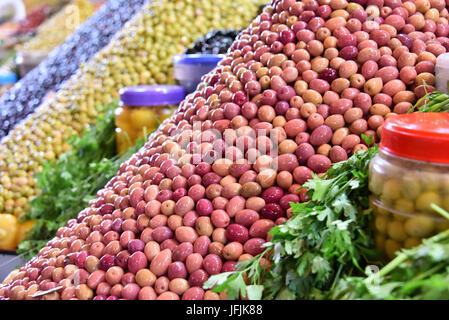 Gemischte Oliven auf der Arab Street Marktstand. Stockfoto