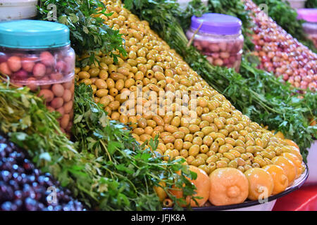 Gemischte Oliven auf der Arab Street Marktstand. Stockfoto